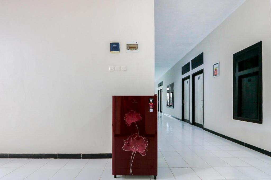 Oyo 3187 Kost Putri Bu Chris Hotel Jember Exterior photo