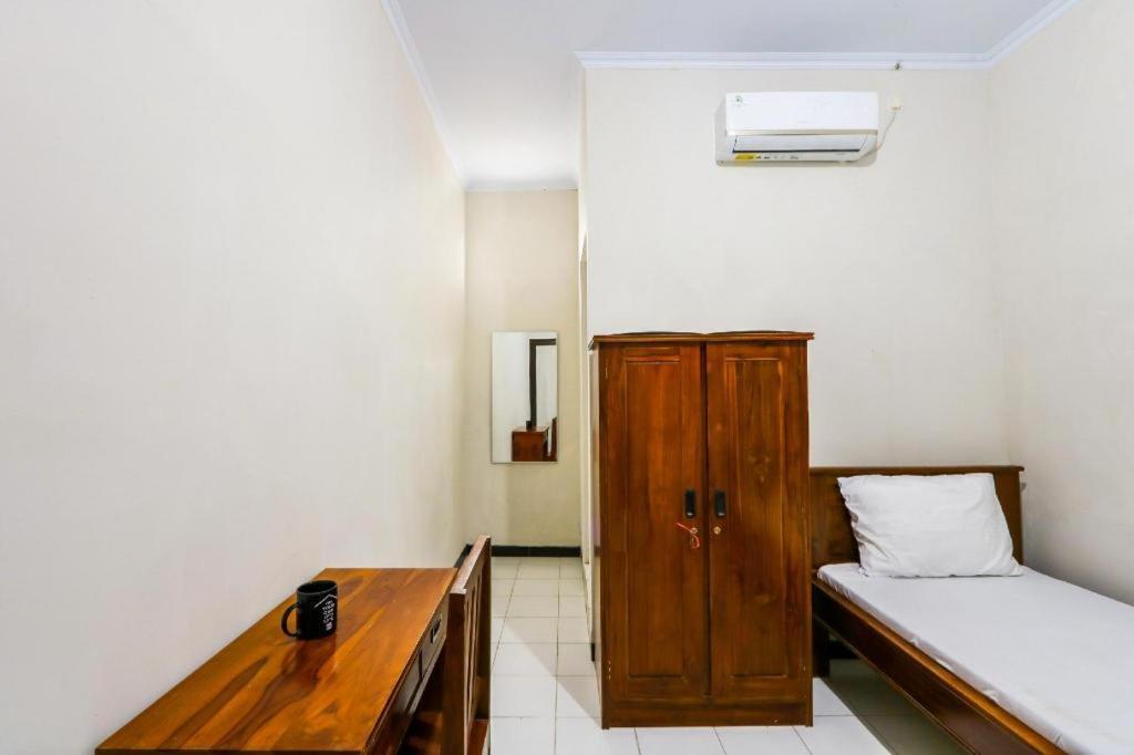 Oyo 3187 Kost Putri Bu Chris Hotel Jember Exterior photo