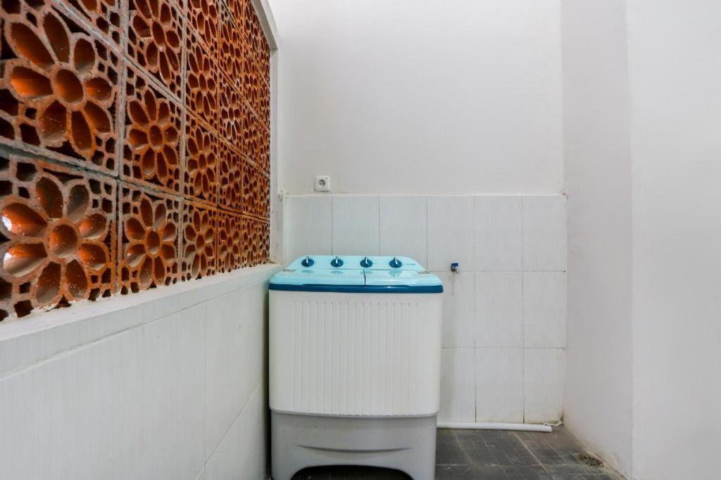 Oyo 3187 Kost Putri Bu Chris Hotel Jember Exterior photo