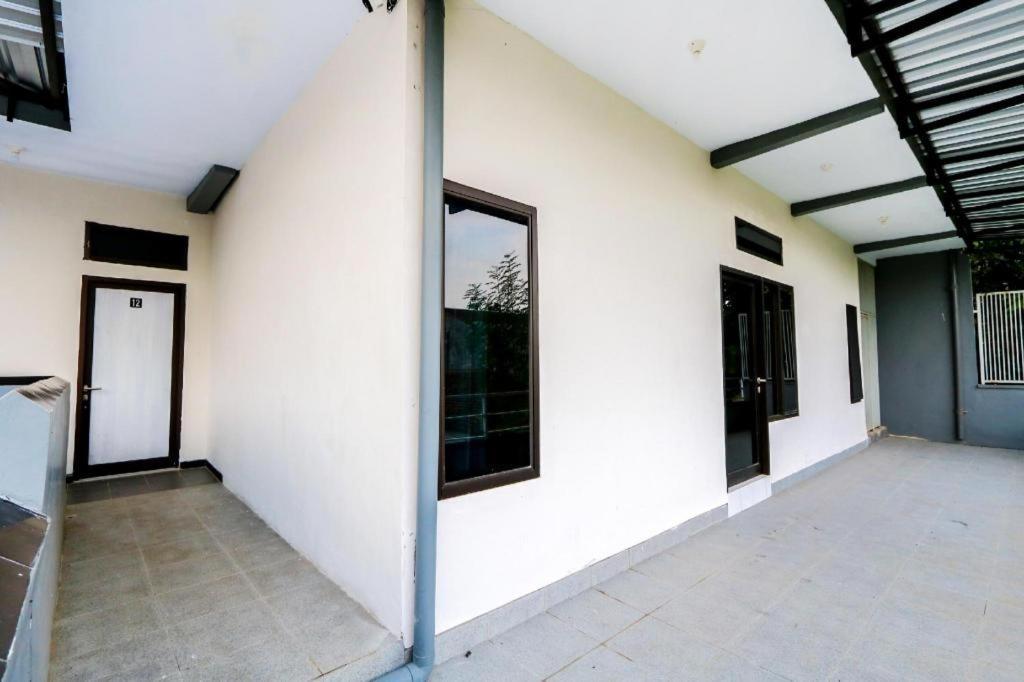 Oyo 3187 Kost Putri Bu Chris Hotel Jember Exterior photo