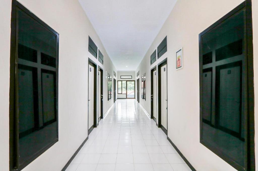 Oyo 3187 Kost Putri Bu Chris Hotel Jember Exterior photo