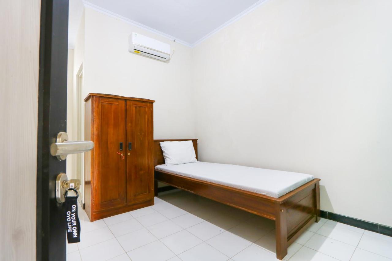 Oyo 3187 Kost Putri Bu Chris Hotel Jember Room photo