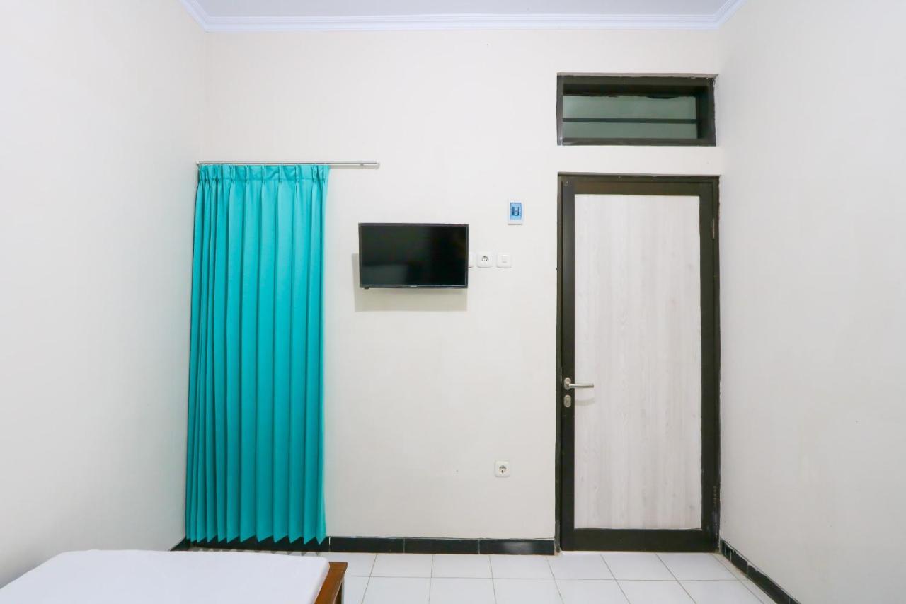 Oyo 3187 Kost Putri Bu Chris Hotel Jember Exterior photo