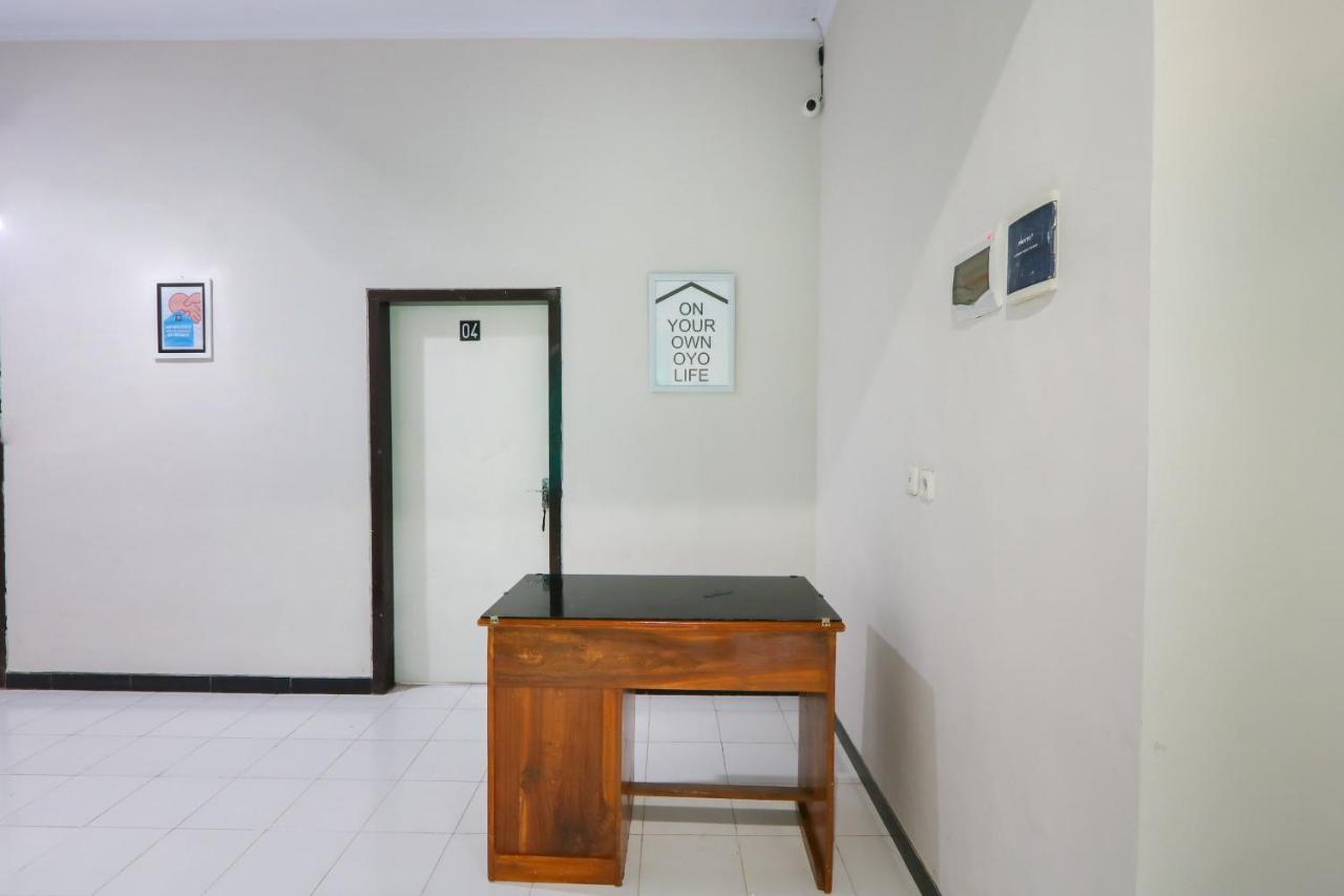 Oyo 3187 Kost Putri Bu Chris Hotel Jember Exterior photo