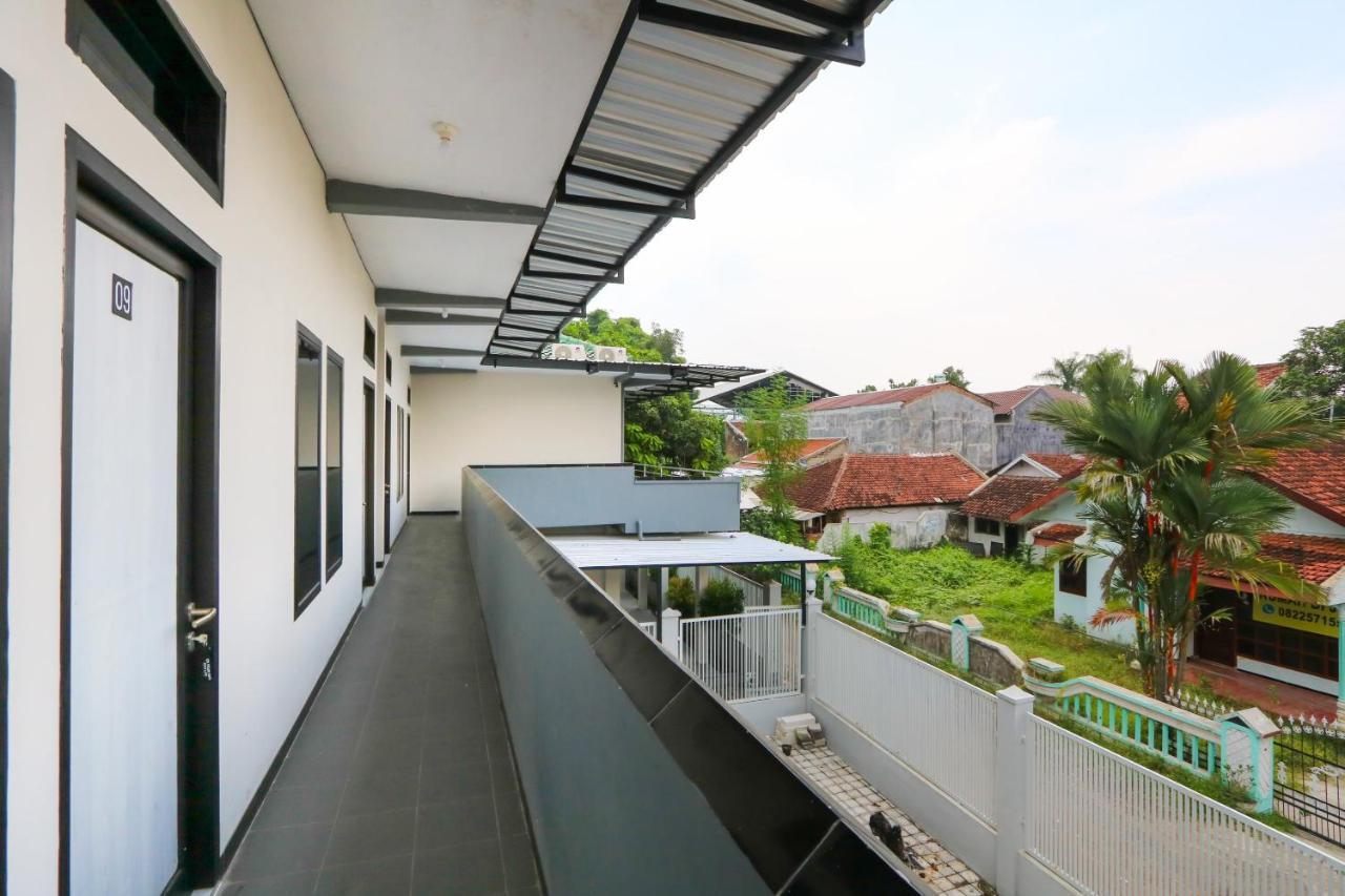 Oyo 3187 Kost Putri Bu Chris Hotel Jember Exterior photo