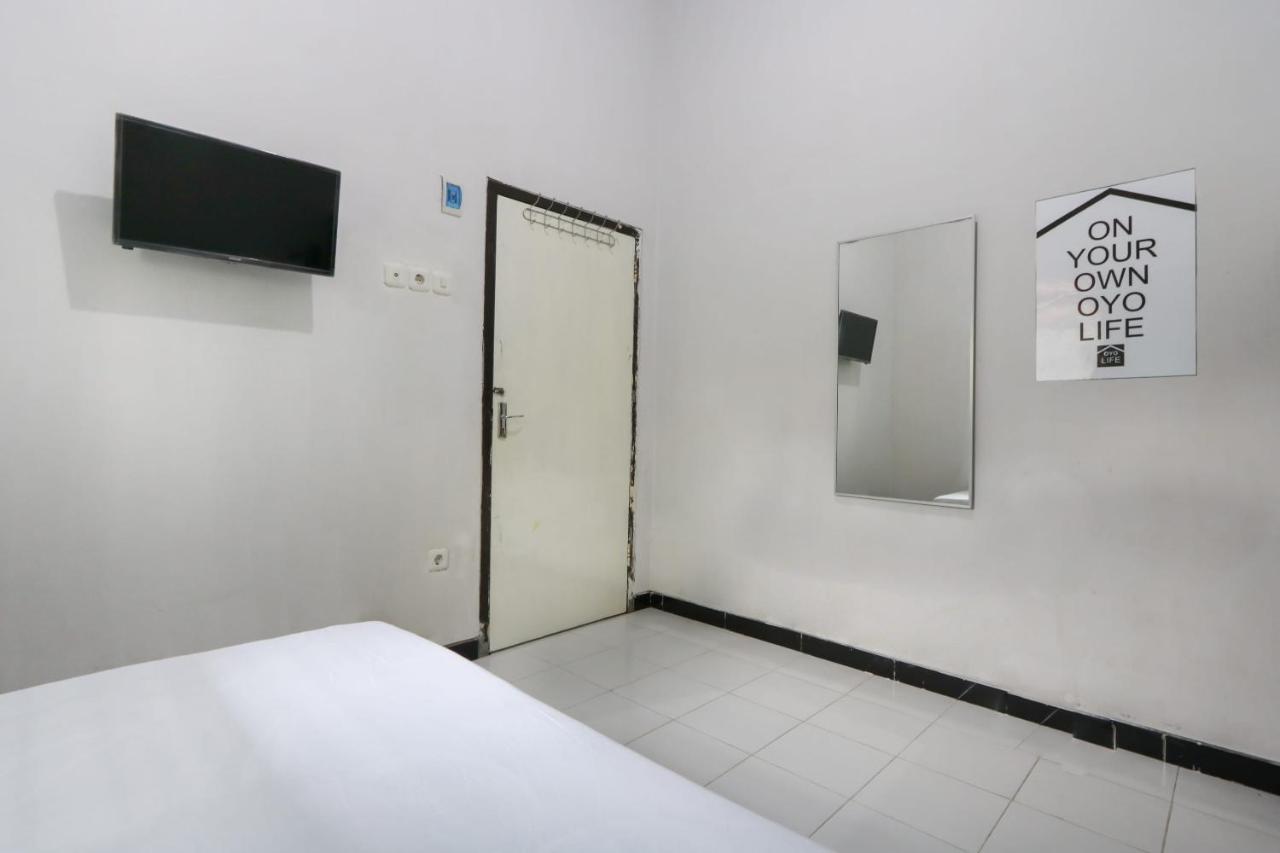 Oyo 3187 Kost Putri Bu Chris Hotel Jember Exterior photo