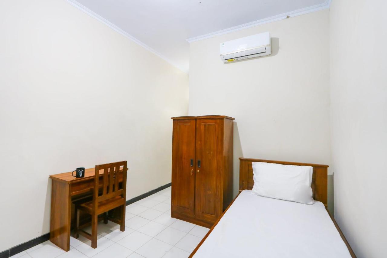 Oyo 3187 Kost Putri Bu Chris Hotel Jember Exterior photo